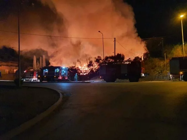 Σάμος: φωτιά στον υπαίθριο καταυλισμό γύρω από το hotspot - Ετέθη υπό έλεγχο