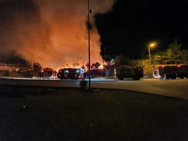 Σάμος: φωτιά στον υπαίθριο καταυλισμό γύρω από το hotspot - Ετέθη υπό έλεγχο